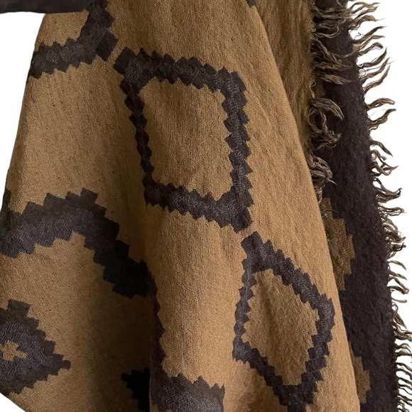 (SOLD) ARITZIA Wilfred Wool Diamond Mosaic Triangle Scarf Reversible Grey Brown - Picture 4 of 6